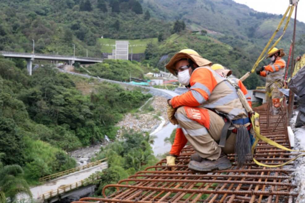 El sector de la construcción fue uno de los primeros autorizados por el Gobierno para retomar sus actividades durante la pandemia. / Cortesía ANI.