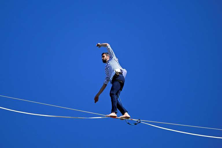 El equilibrista francés Nathan Paulin camina sobre una cuerda floja en la bahía de Le Mont Saint-Michel, en el noroeste de Francia, durante su intento de récord mundial de distancia
