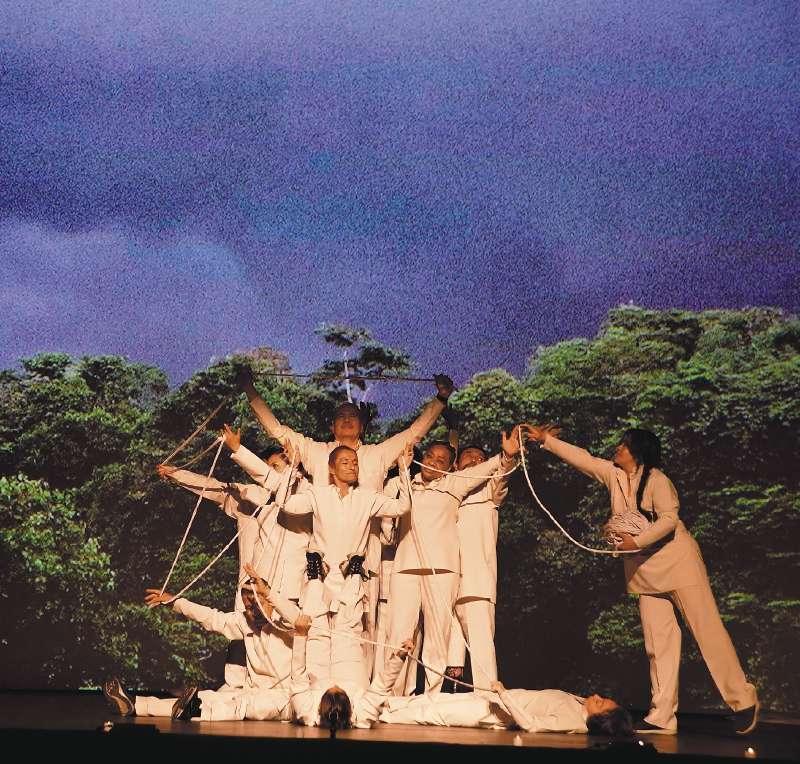 Escena de Victus, obra que se presentará este fin de semana en el Teatro Cólón y que incluye a todo tipo de actores del conflicto armado. / Óscar Pérez.