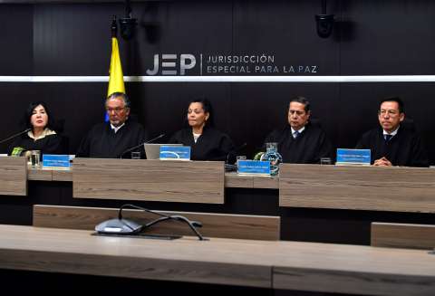 Campanadas de la JEP al gobierno, por recursos para cumplir sus primeras sanciones