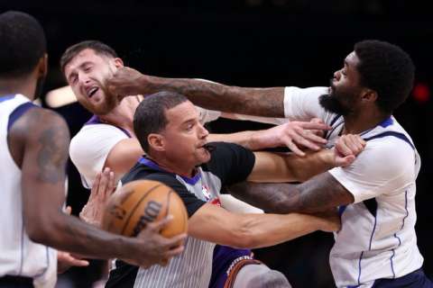 Jugadores fueron expulsados tras pelear en el partido Mavericks vs. Suns: video