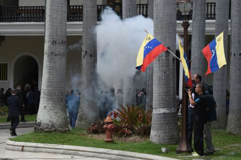 En imágenes: Así irrumpieron los chavistas en la Asamblea Nacional