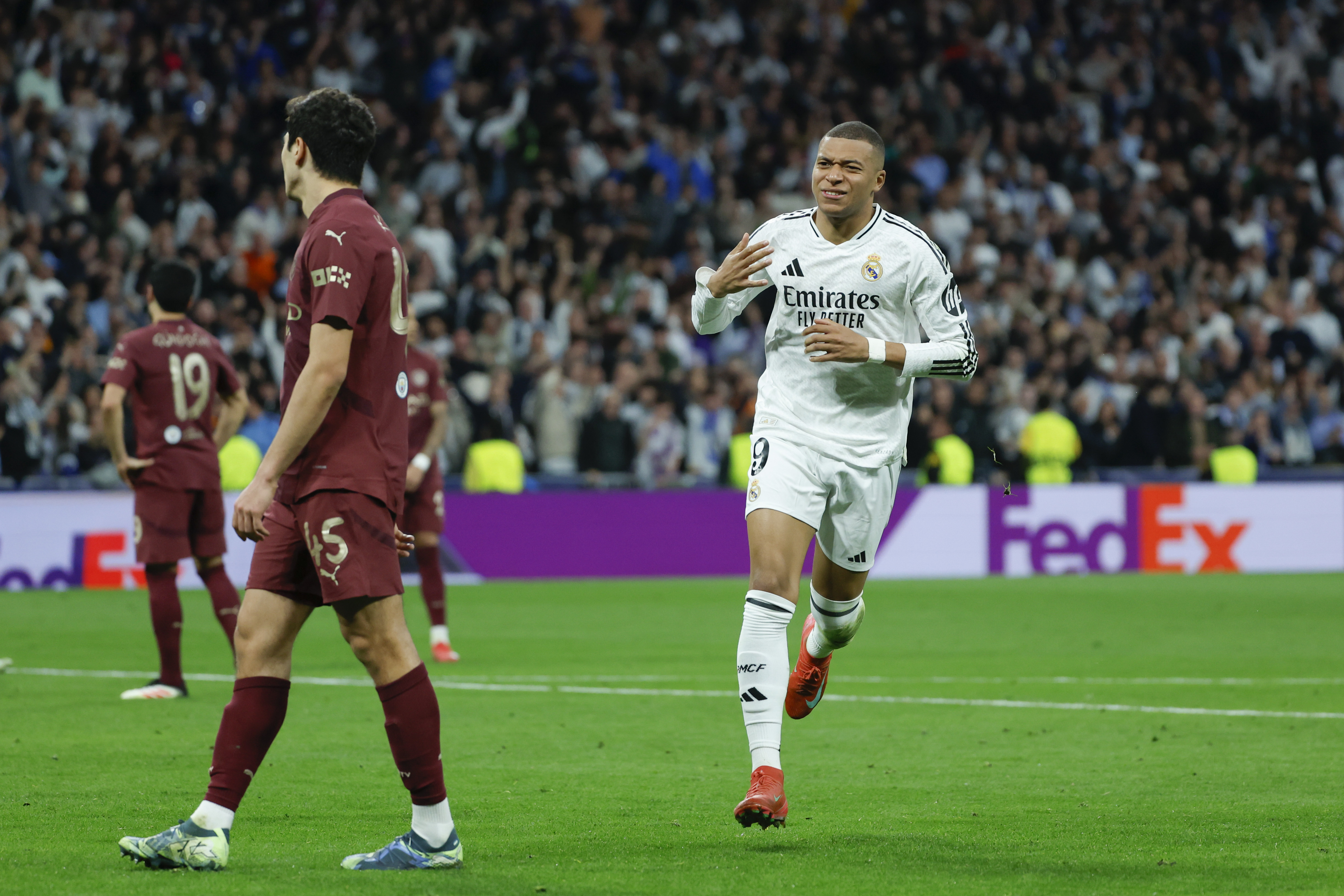 MADRID, 19/02/2025.- El delantero francés del Real Madrid Kylian Mbappé celebra tras anotar el tercer gol de su equipo, durante el partido de vuelta de la eliminatoria previa a los octavos de final de la Liga de Campeones que Real Madrid y Manchester City disputan hoy miércoles en el estadio Santiago Bernabéu. EFE/Juanjo Martín