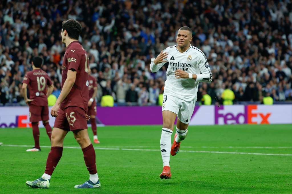 MADRID, 19/02/2025.- El delantero francés del Real Madrid Kylian Mbappé celebra tras anotar el tercer gol de su equipo, durante el partido de vuelta de la eliminatoria previa a los octavos de final de la Liga de Campeones que Real Madrid y Manchester City disputan hoy miércoles en el estadio Santiago Bernabéu. EFE/Juanjo Martín
