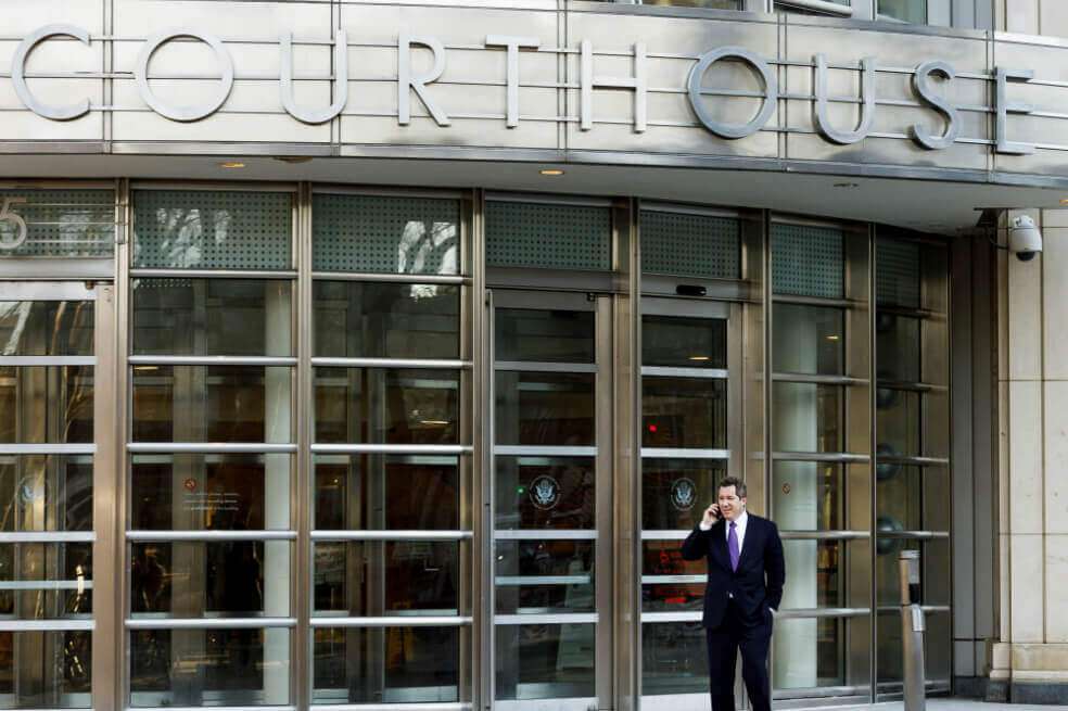 El abogado de la defensa Jeffrey Lichtman habla por celular afuera del Tribunal Federal de los Estados Unidos a la espera de las deliberaciones del jurado. / EFE