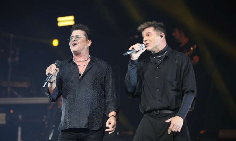 En su primer concierto en Bogotá, Ricky Martin recibió a su colega el colombiano Carlos Vives y juntos cantaron ‘Canción Bonita’.