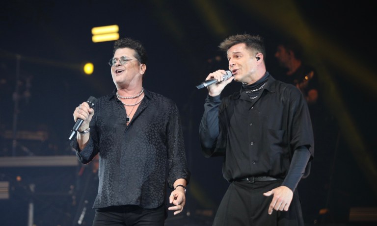 En su primer concierto en Bogotá, Ricky Martin recibió a su colega el colombiano Carlos Vives y juntos cantaron ‘Canción Bonita’.