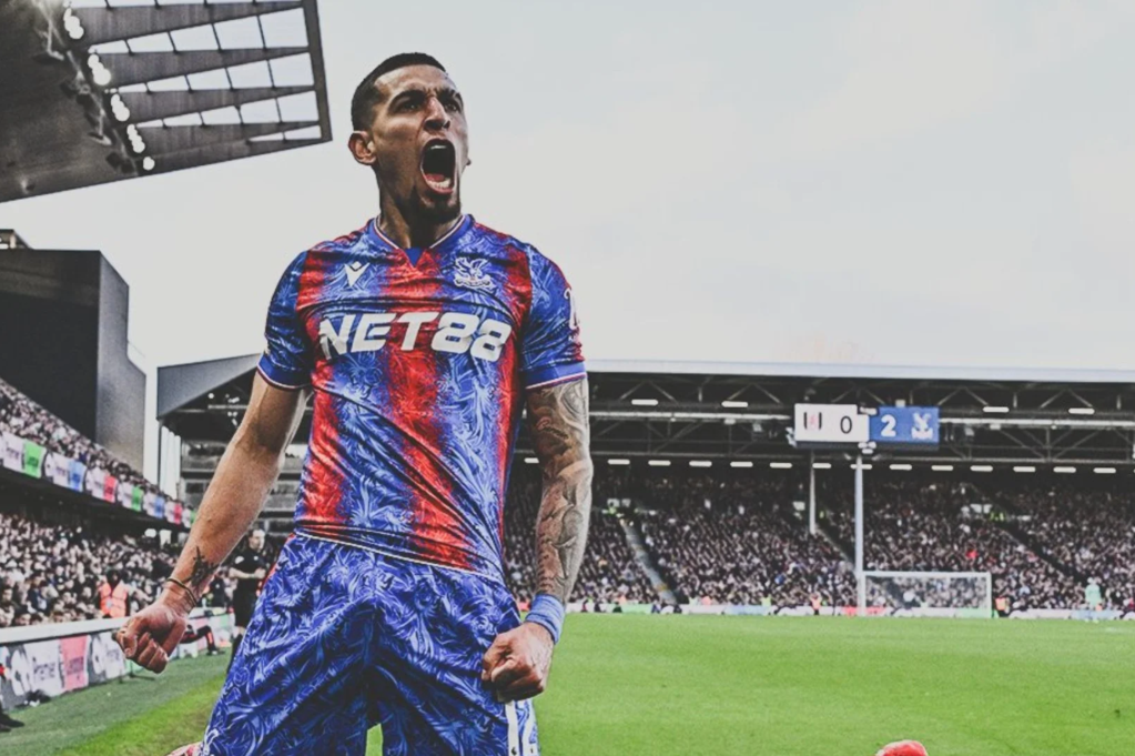 Daniel Muñoz celebra con Crystal Palace.