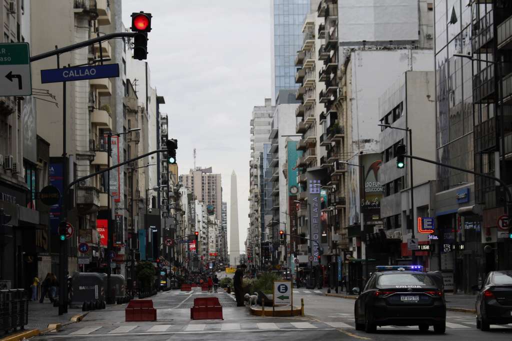 Buenos Aires es una ciudad que se escribe con tinta de melancolía y pasión: las calles recuerdan icónicas portadas de discos musicales, las esquinas susurran versos de Borges y Cortázar y las canchas de fútbol son catedrales donde hasta el más ateo le reza a Maradona.
