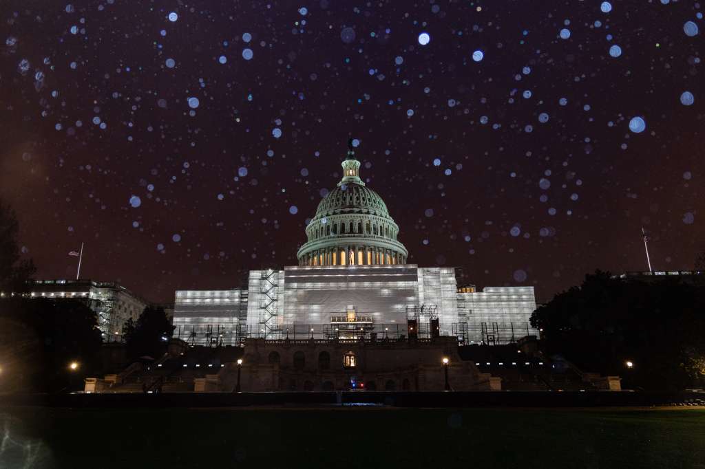 Washington (Usa), 22/12/2022.- Rain falls near the United States Capitol in Washington, DC, USA, 22 December 2022. The Senate passed government funding legislation averting a partial shutdown of the federal government. (Estados Unidos) EFE/EPA/ERIC LEE