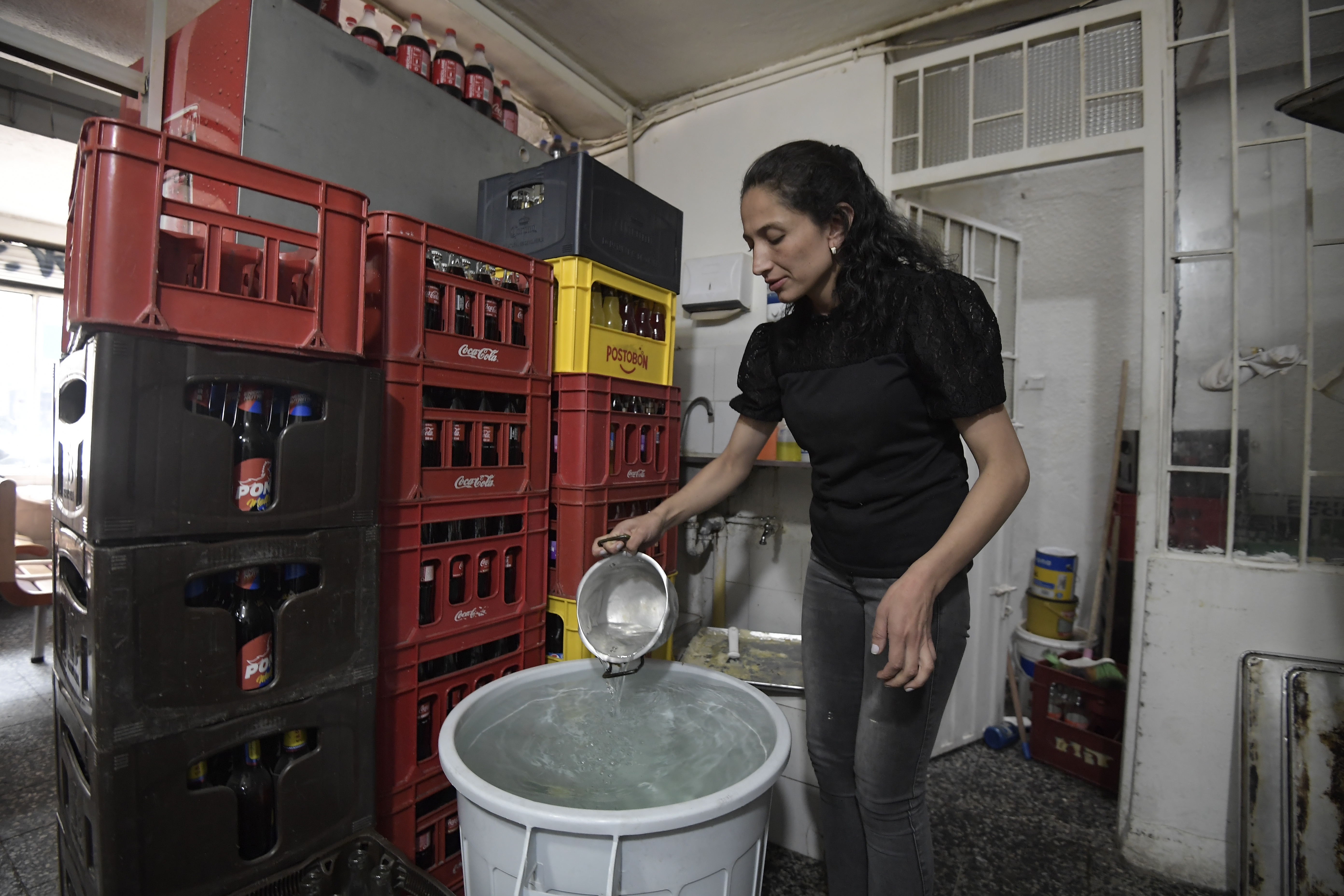 Diferentes actividades que se realizan con agua recogida, por la crisis de agua en Bogotá: Autolavado, cocina, labores de aseo y otras.