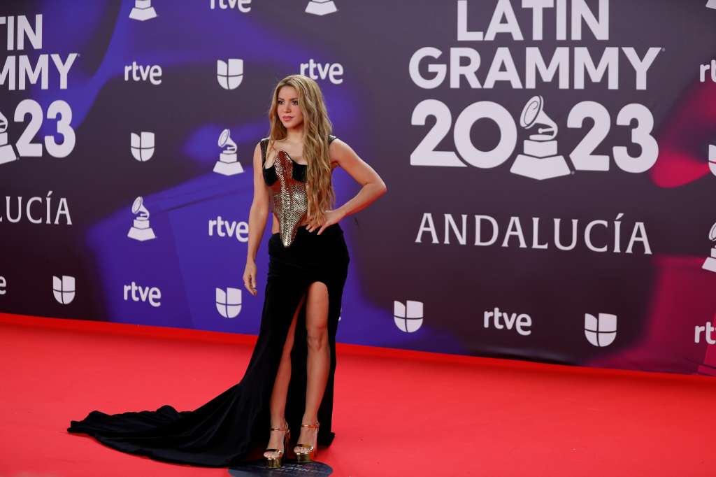 SEVILLA, 16/11/2023.- La cantante colombiana Shakira posa para los fotógrafos en la alfombra roja de la gala anual de los Latin Grammy, este jueves en Sevilla. EFE/Jorge Zapata