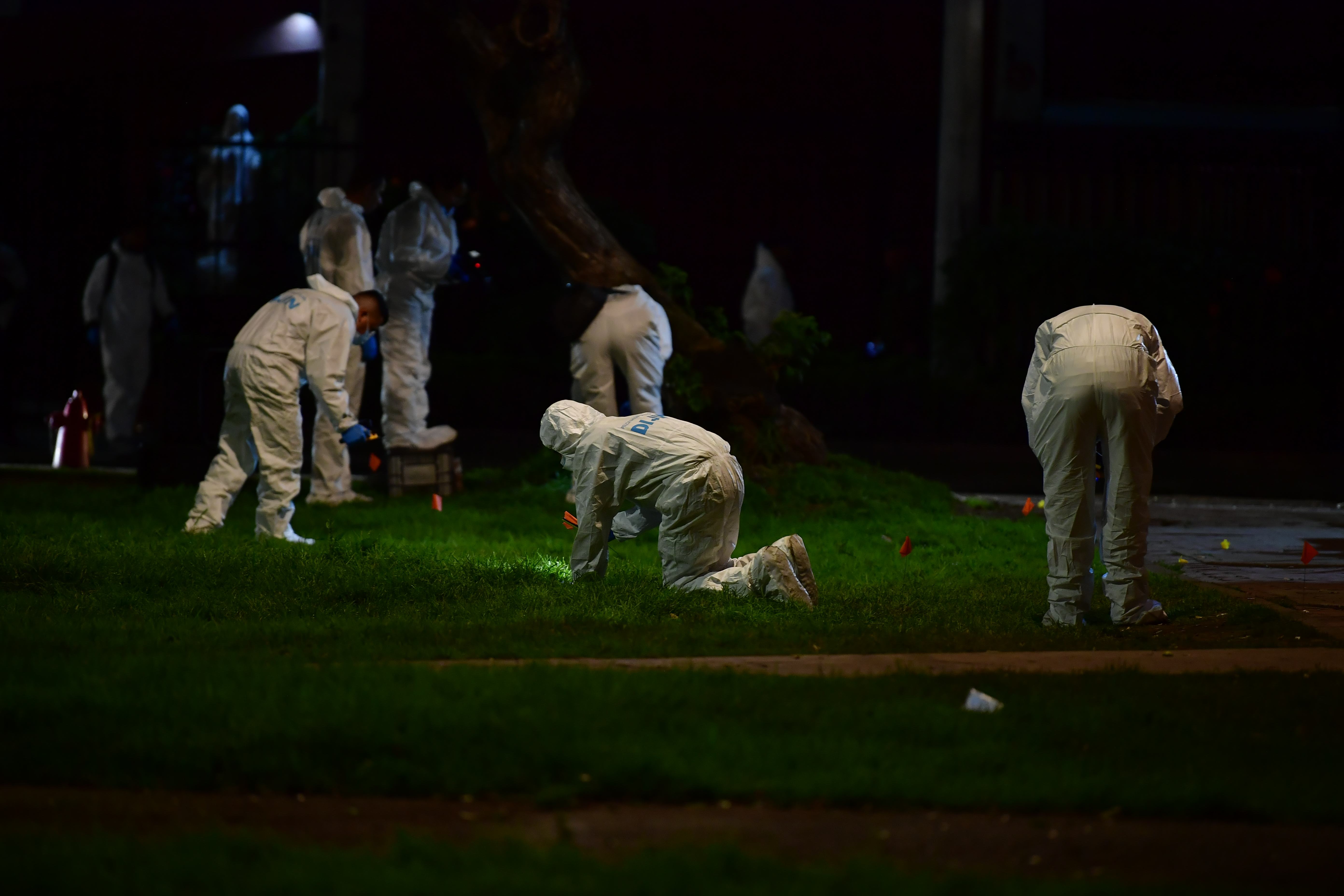 Miembros del CTI de la Fiscalía y la Dijín de la Policía inspeccionan el parque el golfito de Modelia, lugar del atentado perpetrado a Miguel Uribe Turbay.
