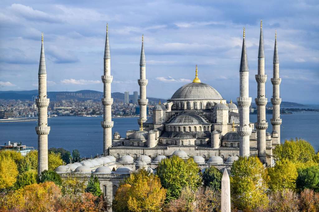 La Mezquita Azul (Sultanahmed Camii) es el templo religioso más importante de Estambul. Cuenta con seis minaretes y fue construida por el Sultán Ahmed I.