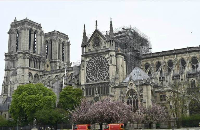 Notre Dame da otro paso para su reapertura y alza un nuevo gallo sobre la icónica aguja
