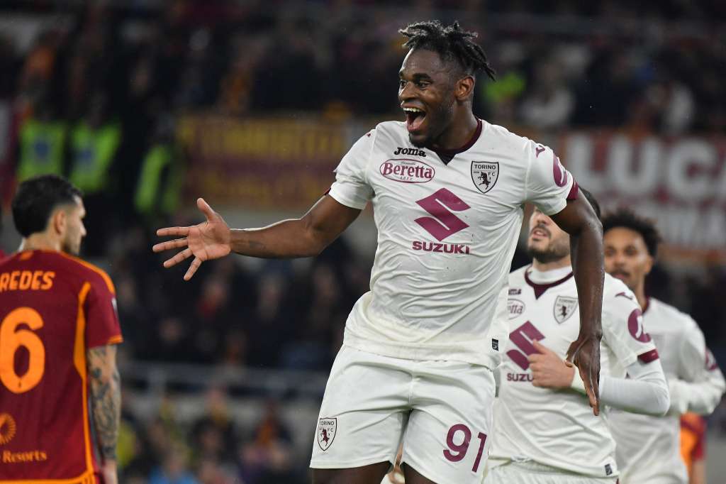 El colombiano Duván Zapata celebra su gol en el partido entre Roma y Torino.