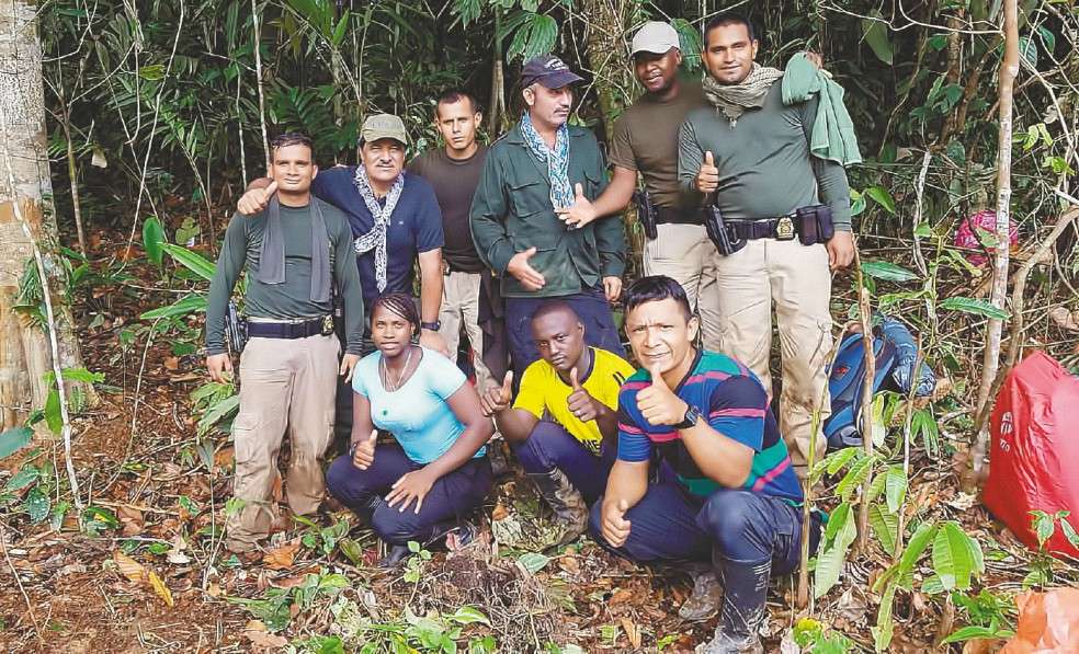 Miembros de las Farc en la zona del río Patía durante una operación de extracción de caletas.