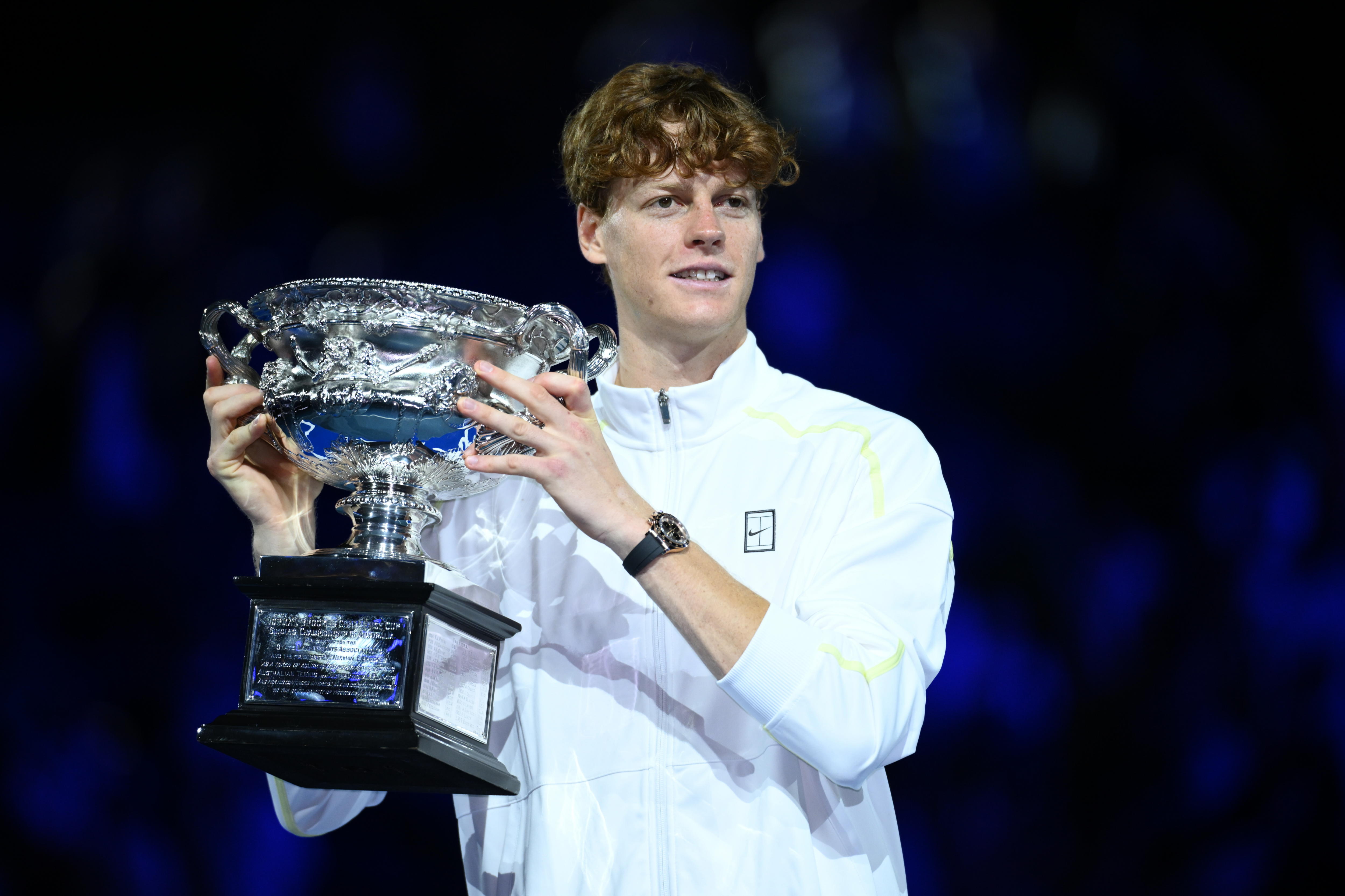 Melbourne (Australia), 26/01/2025.- Jannik Sinner of Italy poses with the Norman Brookes Challenge Cup trophy after winning the Men's Singles final match against Alexander Zverev of Germany at the Australian Open Grand Slam tennis tournament in Melbourne, Australia, 26 January 2025. (Tenis, Alemania, Italia) EFE/EPA/JOEL CARRETT AUSTRALIA AND NEW ZEALAND OUT
