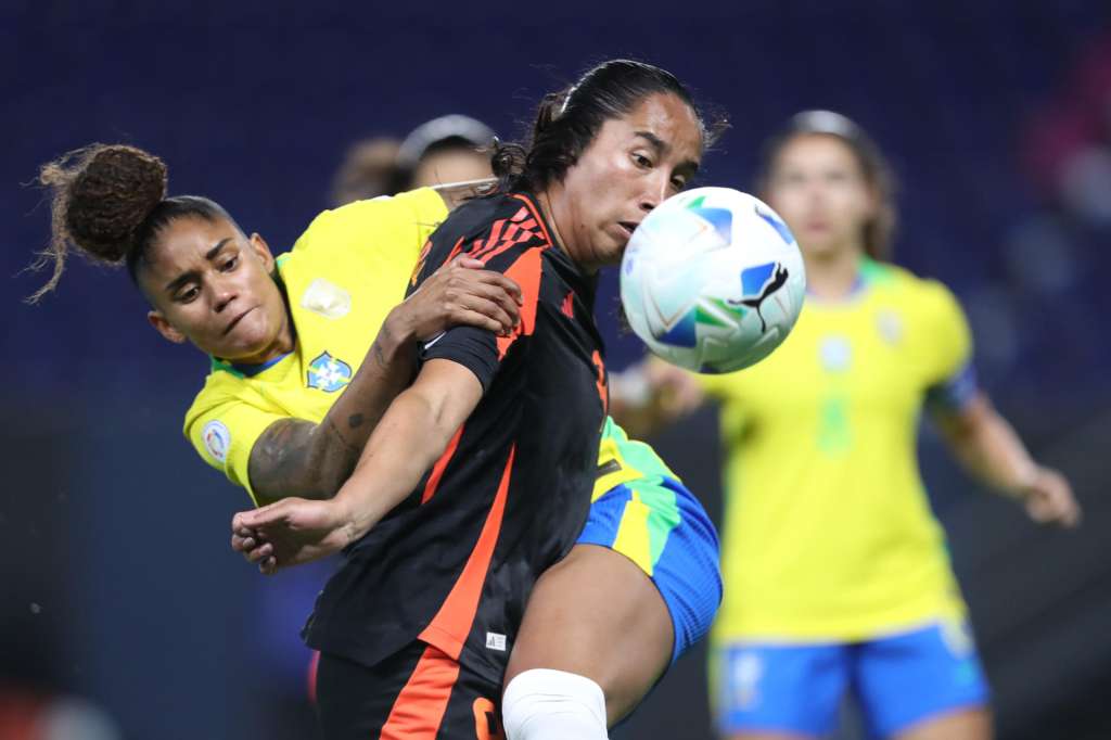 AMDEP9133. QUITO (ECUADOR), 25/07/2025.- Tarciane (atrás) de Brasil disputa el balón con Mayra Ramírez de Colombia este viernes, en un partido de la fase de grupos de la Copa América Femenina entre Brasil y Colombia en el estadio Banco Guayaquil en Quito (Ecuador). EFE/ José Jácome