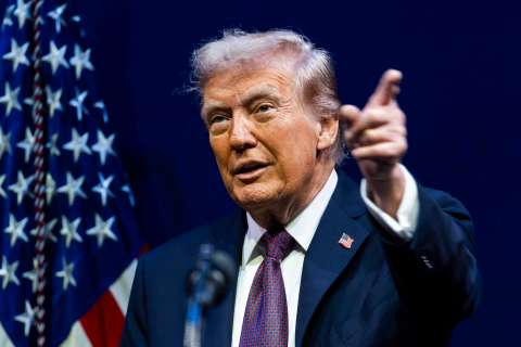Revelan una imagen de una supuesta carta que Trump le dio a Epstein de cumpleaños