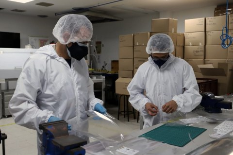 Estudiantes del Sena diseñaron caretas que entregarán gratis en todo el país