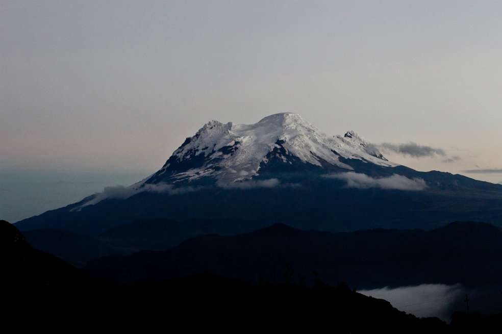 El nevado del Antisana, con 5.758 metros sobre el nivel del mar, es el santuario de los cóndores en Ecuador. Sólo se despeja dos semanas al año.