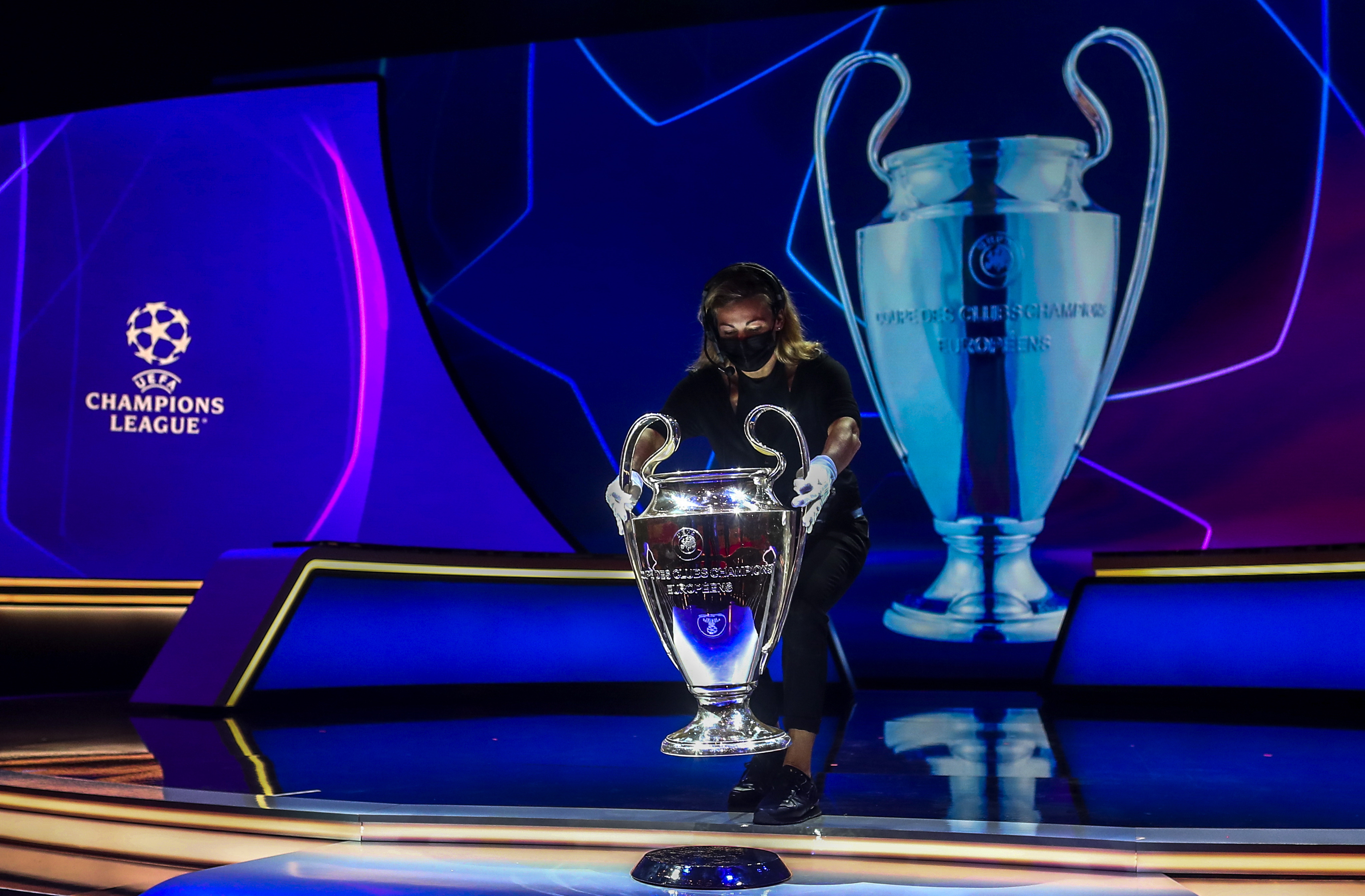 Istanbul (Turkey), 25/08/2022.- A woman brings the trophy of the Champions League on the stage prior to the UEFA Champions League group stage draw 2022/23 in Istanbul, Turkey, 25 August 2022. (Liga de Campeones, Turquía, Estanbul) EFE/EPA/SEDAT SUNA