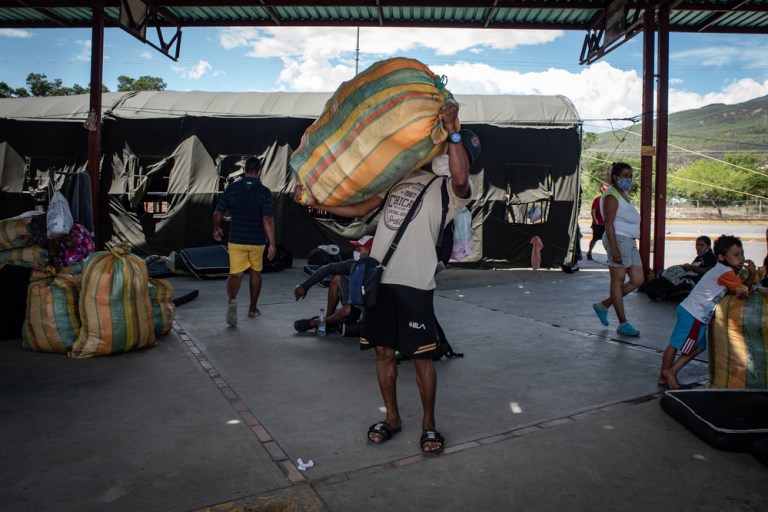 7. Los venezolanos que regresaron a su país como resultado de la pandemia COVID-19 están en cuarentena en centros establecidos por las autoridades en el estado fronterizo de Táchira.