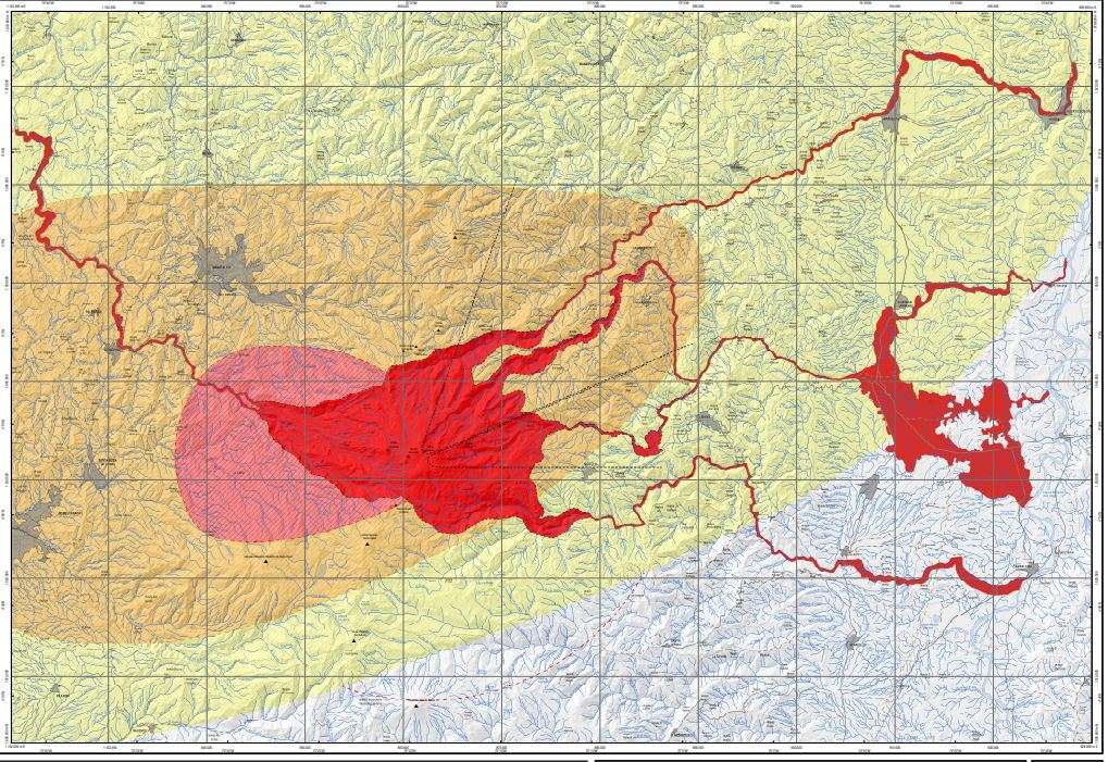 Zona de amenaza alta (rojo y rosado): es la zona más cercana al volcán. Podría verse afectaciones en un radio de hasta aproximadamente 5 km alrededor del cráter Arenas. La zona de amenaza por flujos de lava se restringe a las partes cercanas al edificio volcánico y podrían tener un alcance de hasta 4.7 km. Aquí también es importante monitorear todas las cuencas de ríos que nacen en la montaña.
Zona de amenaza media (naranja): Corresponde a la zona que sería afectada por caídas de ceniza y lapilli con un radio aproximado de 54 km, dentro del cual se pueden afectar los municipios de Pereira, Dosquebradas, Marsella, Santa Rosa de Cabal, Chinchiná, Belacazar, Palestina, Risaralda, Villamaría, Manizales, Neira, Marulanda, Herveo, Casabianca, Villahermosa, Murillo y Santa Isabel.
Zona de Amenaza Baja (amarillo): Corresponde a la zona que sería afectada por caída de ceniza y lapilli con acumulaciones menores en un radio aproximado de 88 km.
Información: Servicio Geológico Colombiano.
