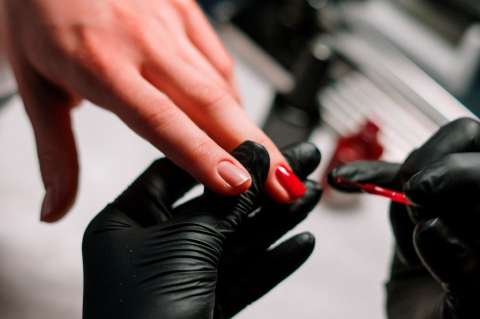 Por “ingredientes prohibidos”, Invima restringe la venta de varios esmaltes semipermanentes
