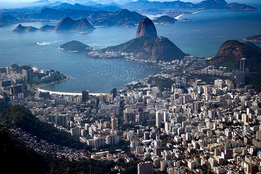Panorámica desde el Cerro Corcovado, a 710 metros sobre el nivel del mar. Al fondo se aprecia el cerro Pan de Azúcar.