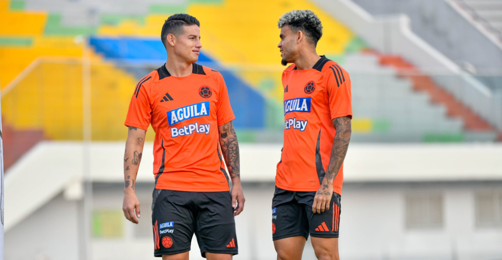 James Rodríguez (izq.) junto a Luis Díaz en los entrenamientos de la selección de Colombia previo al partido ante Bolivia en El Alto.