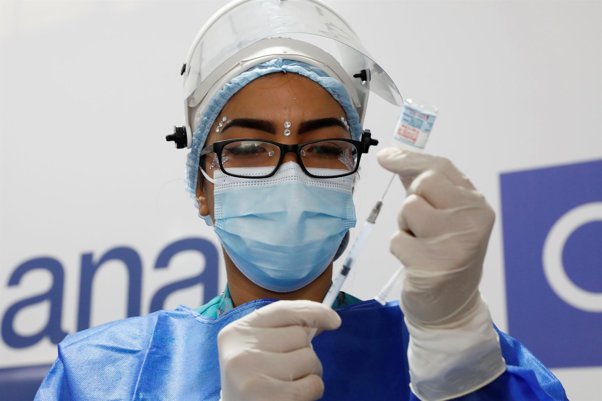 Fotografía de archivo en la que se registró a una enfermera al preparar una dosis de una vacuna contra la covid-19, en Bogotá (Colombia).