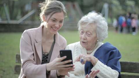 ¿Llamar a tu mamá quita el estrés? Estos son los beneficios de hablar con ella