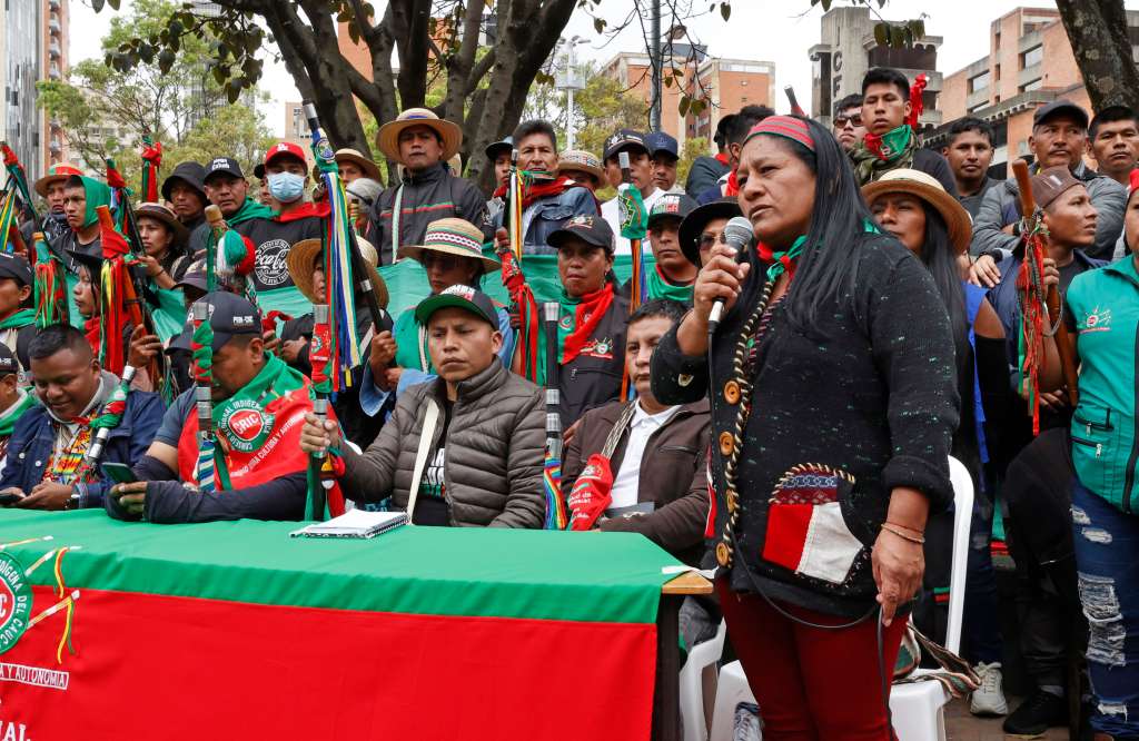 AME4484. BOGOTÁ (COLOMBIA), 27/08/2024.- La senadora indígena Aida Quilcue (d) habla durante una protesta este martes en Bogotá (Colombia). La minga reclama acciones contra la violencia que azota el departamento del Cauca y a sus comunidades. EFE/Mauricio Dueñas Castañeda