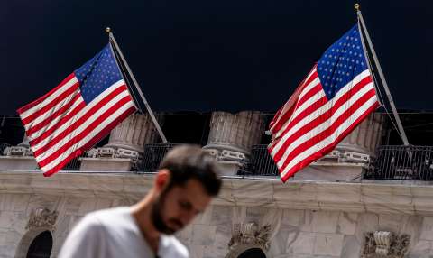 Estados Unidos: solicitudes de auxilio por desempleo caen a mínimos de un año