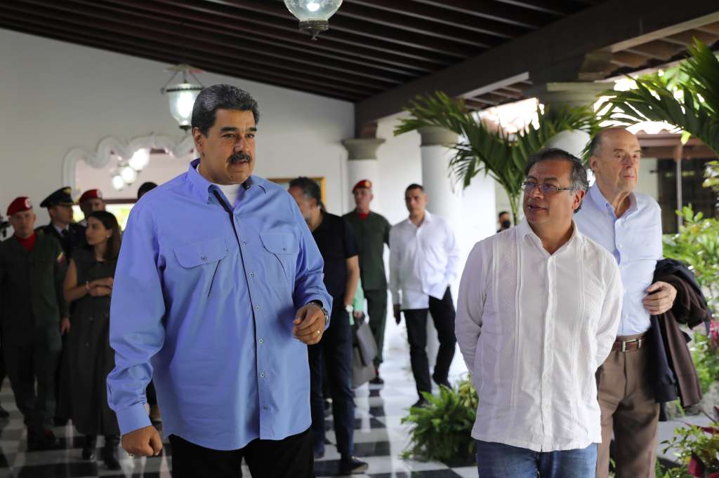 CARACAS (VENEZUELA), 23/03/2023.- Fotografía cedida por prensa de Miraflores donde se observa al presidente de Venezuela, Nicolás Maduro (i) junto al presidente de Colombia Gustavo Petro hoy, en Caracas (Venezuela). El presidente de Venezuela, Nicolás Maduro, recibió este jueves a su homólogo colombiano, Gustavo Petro, quien viajó por tercera ocasión -en menos de seis meses- a Caracas para una "reunión de trabajo" con el líder chavista, encuentro del que se desconoce la agenda oficial. EFE/ Prensa de Miraflores/ SOLO USO EDITORIAL SOLO DISPONIBLE PARA ILUSTRAR LA NOTICIA QUE ACOMPAÑA (CRÉDITO OBLIGATORIO)