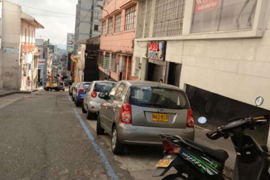 Las zonas azules son espacios destinados al parqueo o estacionamiento organizado de vehículos en la ciudad de Manizales. / Tomada del diario La Patria.