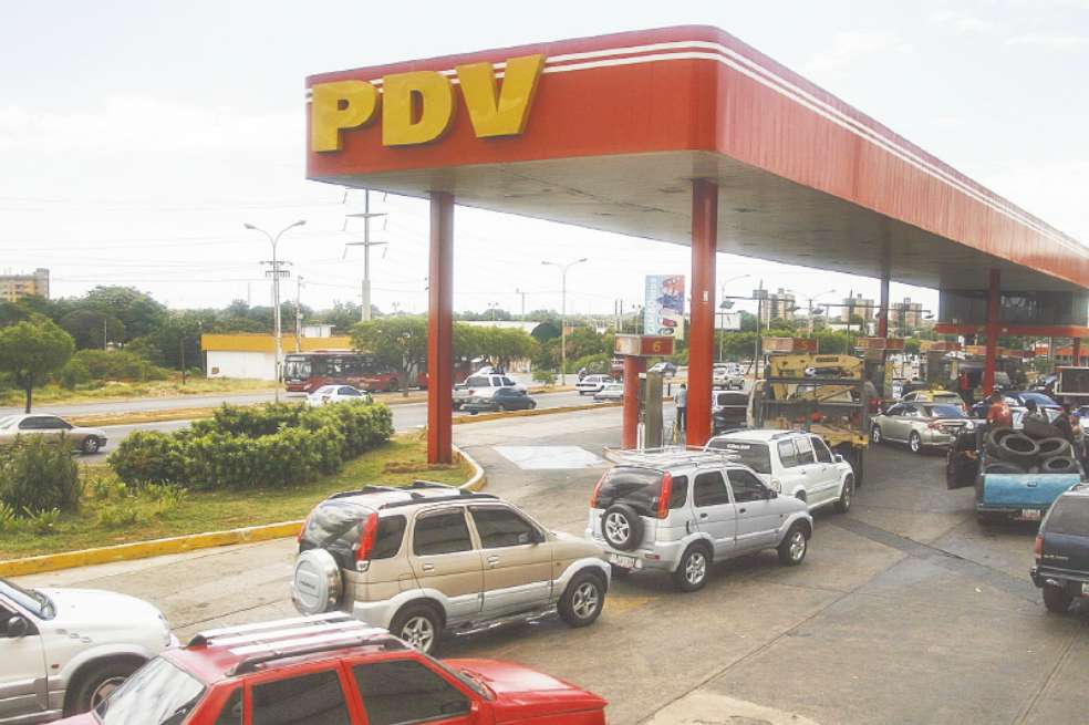 El gobierno del presidente Nicolás Maduro anunció un racionamiento de gasolina en cinco estados del país. / EFE