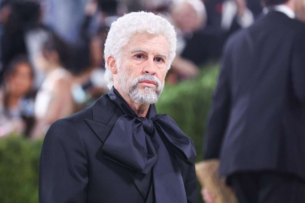 NEW YORK (United States), 05/05/2026.- Puerto Rican reggaeton singer Bad Bunny, dressed as an old man, poses on the red carpet for the 2026 Met Gala, the annual benefit for the Metropolitan Museum of Art's Costume Institute, in New York, New York, USA, 04 May 2026. The annual high-fashion fundraising event, held on the first Monday in May, benefits the Metropolitan Museum of Art's Costume Institute, with the 2026 exhibition theme being 'Costume Art'. (Nueva York) EFE/EPA/SARAH YENESEL