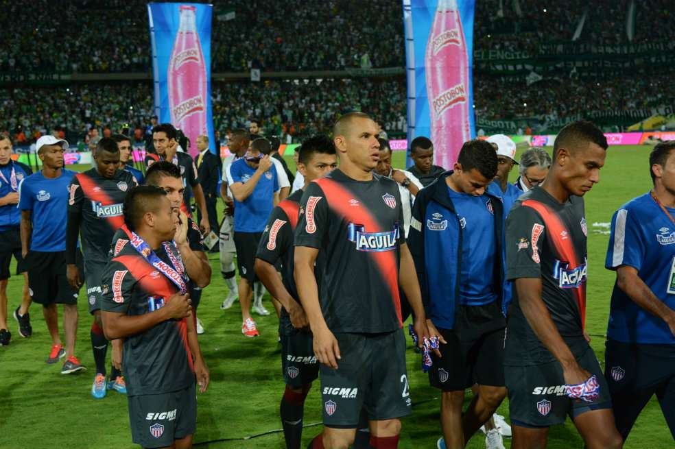 Los jugadores del Júnior se lamentan luego de perder en los penales frente a Nacional.