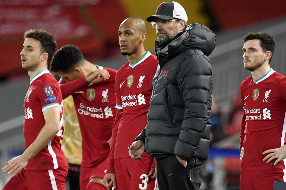 Liverpool (United Kingdom), 25/11/2020.- Liverpool manager Juergen Klopp (2-R) brings on from the bench (from left) Diogo Jota, Roberto Firmino, Fabinho and Andrew Robertson during the UEFA Champions League group D soccer match between Liverpool FC and Atalanta Bergamo in Liverpool, Britain, 25 November 2020. (Liga de Campeones, Reino Unido) EFE/EPA/Peter Powell / POOL