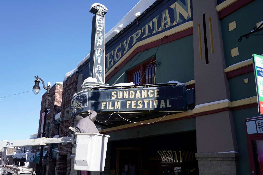 Park City (Usa), 18/01/2023.- A man works on the sign at the Egyptian Theater on Old Main Street the day before the start of the 2023 Sundance Film Festival in Park City, Utah, USA, 18 January 2023. The festival runs from 19 to 29 January 2023. (Cine, Egipto, Estados Unidos) EFE/EPA/George Frey