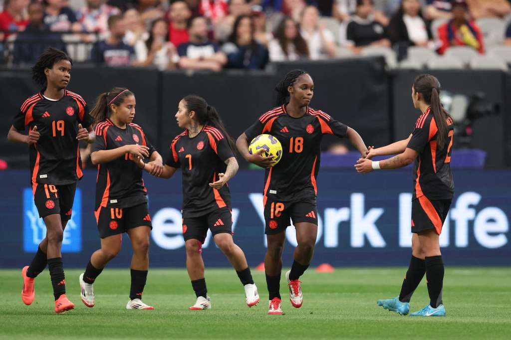 Las jugadoras de Colombia, tras el gol de Linda Caicedo.