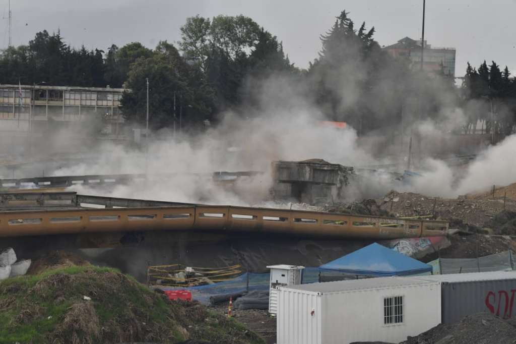 Momento exacto de la implosión de los puentes de la calle 13.