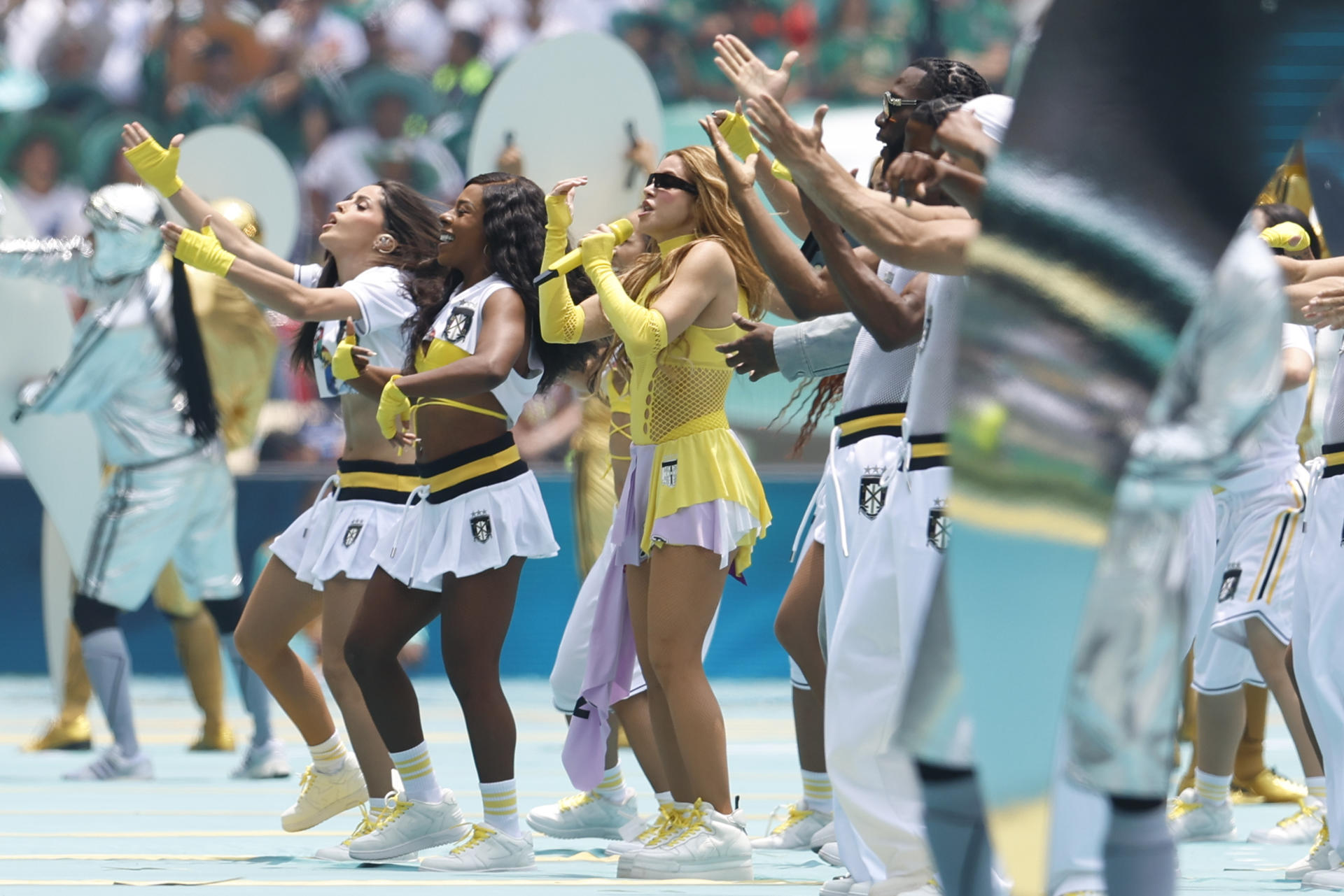 AME724. CIUDAD DE MÉXICO (MÉXICO), 11/06/2026.- La cantante colombiana Shakira (c), se presenta este jueves, en la inauguración del Mundial de la FIFA 2026 en el estadio Ciudad de México (México). EFE/ Sashenka Gutierrez