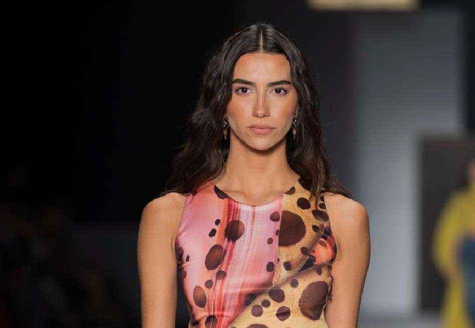 Una piel profundamente hidratada y una mirada expresiva son la clave para lograr este look fresco y natural.