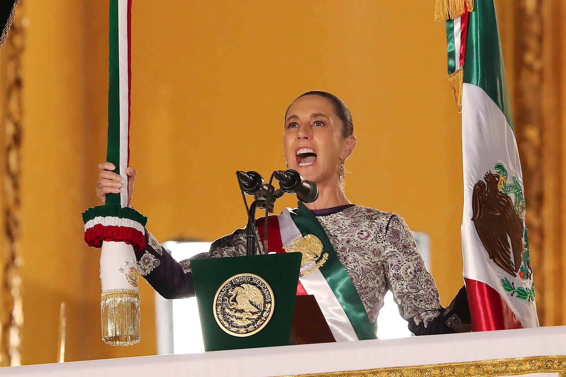 FOTODELDIA CIUDAD DE MÉXICO (MÉXICO), 15/09/2025.- La presidenta de México, Claudia Sheinbaum participa en la ceremonia por el 215 aniversario del Grito de Independencia, este lunes desde el balcón central del Palacio Nacional en Ciudad de México (México). EFE/Mario Guzmán
