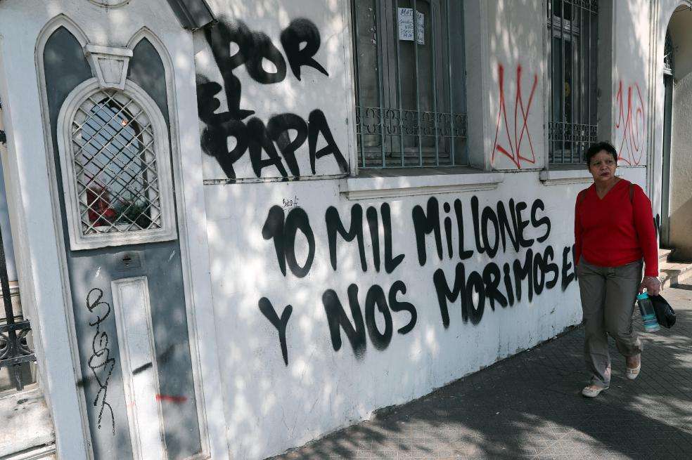 Varias fachadas de iglesias en Chile fueron pintadas con mensajes en contra de la visita del papa Francisco. / EFE