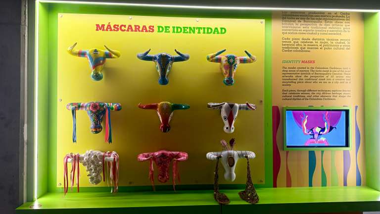 El Museo del Carnaval guarda la esencia de la fiesta más importante de Barranquilla. Aquí se celebra la identidad que no se construye desde torres de vidrio, sino desde el sudor de los tambores y fiesta de uno de los carnavales más importantes del mundo.